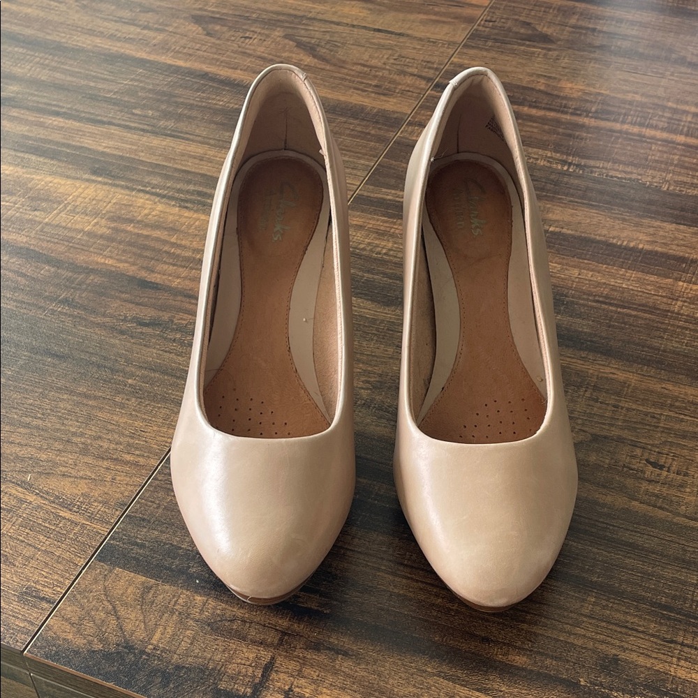 Clarks Artisan Tan Women's Heels Pumps - Picture 2 of 11